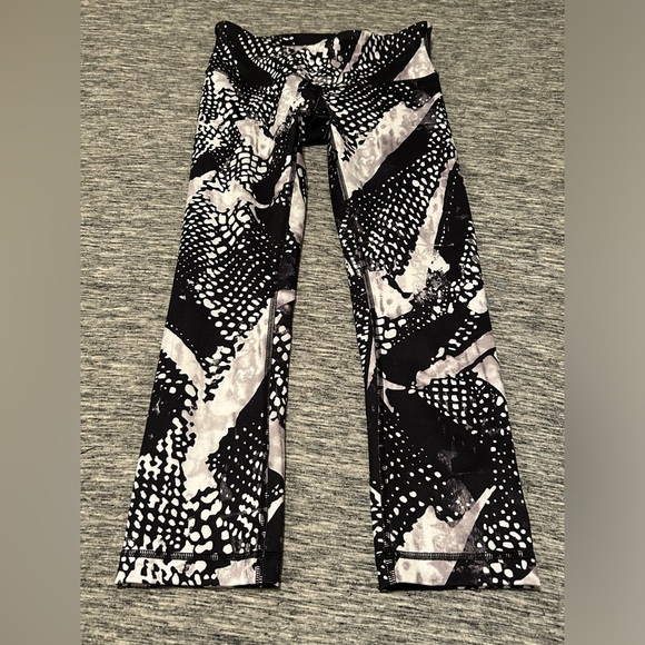 Lululemon Wunder Under Crop Size 4 - Picture 4 of 5